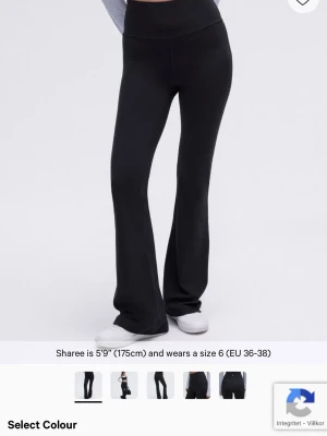 Lululemon - Säljer ett par svarta bootcut byxor från Lululemon med hög midja och stretchigt material. Perfekta för dig som gillar en bekväm men ändå snygg look. Byxorna har en clean design utan synliga fickor och passar till sneakers.