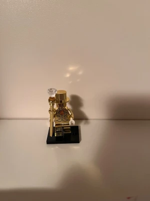 Lego Mr.Gold - LEGO Minifigur Mr. Gold – extremt sällsynt. Figuren är i Nyskick inga repor alls och 100 % original LEGO. Förvarad varsamt, kommer från rök- och djurfritt hem. Perfekt för samlare. Det är ej äkta guld! Endast för seriösa köpare.