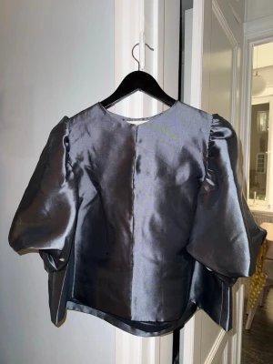 Cleo blus by Malina  - Säljer denna jättefina Cleo blusen från By malina. Helt oanvänd!   Köpt för 2200 kr säljer för 1100 kr. Pris kan diskuteras vid en snabb och smidig affär!