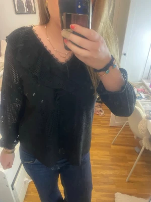 svart volangblus - svart volangblus i spets