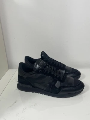 Valentino Rockrunner Skor  - Säljer nu dessa Valentino rockrunner skor, skriv för fler bilder/frågor🙌🏼