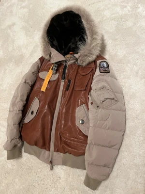 Parajumpers Grizzly Special Edition - Storlek: XS passar S, skick: 9/10, beige med brun läder. Modellen säljs ej mer