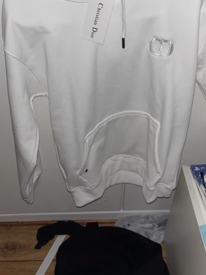 Vit Cd hoodie - Jag säljer en vit hoodie som är ny