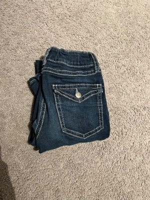 Blå bootcut jeans från Gina Tricot - Säljer ett par mörkblå bootcut jeans från Gina Tricot i storlek 164. säljer dem då de inte kommer till användning. Pris kan diskuteras ❤️hör av dig vid frågor och intresse 
