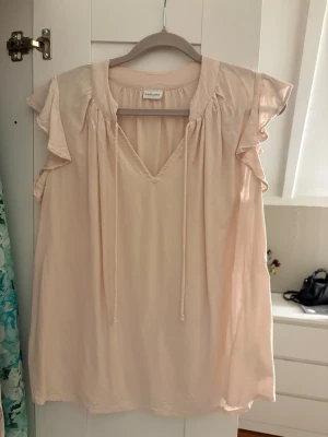 Rosa blus - Säljer min fina rosa blus då jag rensar garderoben. Inga tecken på att den är använd❤️
