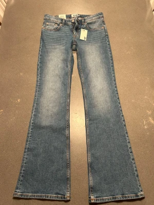 Nya lågmidjade low waist utsvängda jeans storlek S - Low rise, bootcut, full length. Nya med lappar kvar.