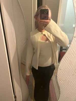 Vitt kofta från Gina  - Säljer en kofta som jag inte använt mycket❤️från Gina 💞