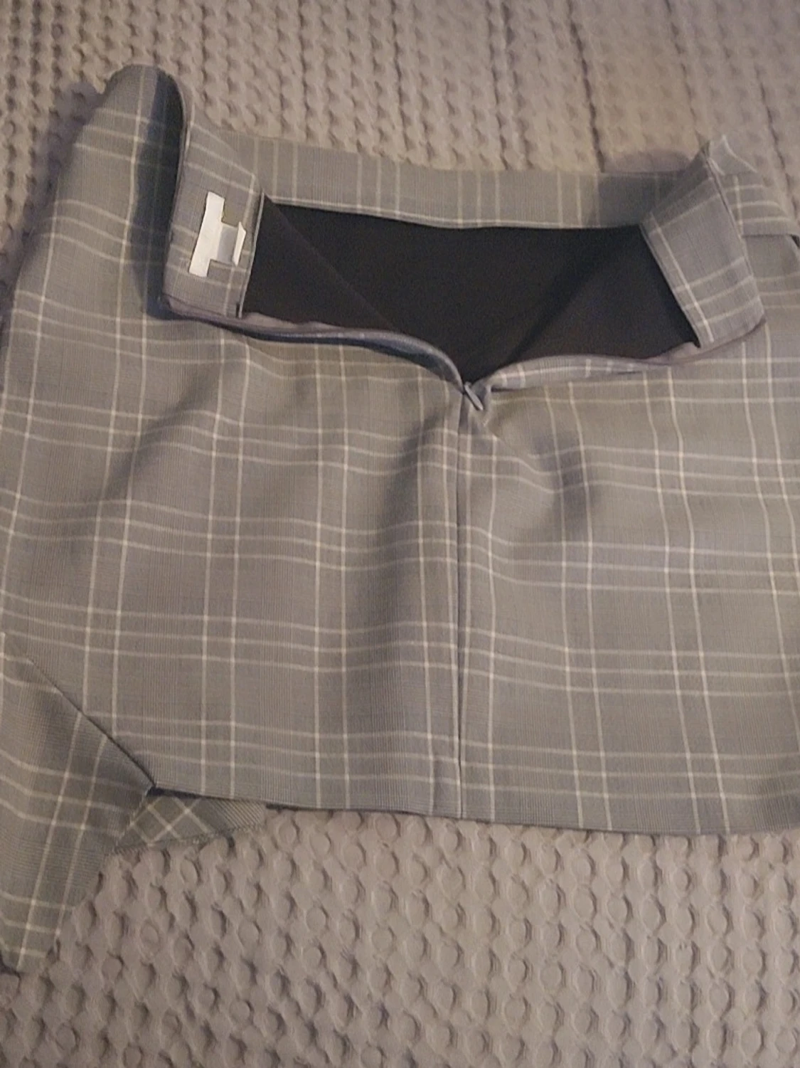 Grå rutig kortkjol med volang - 1