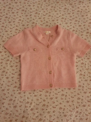 Rosa kortärmad kofta - Supersöt ljusrosa kofta från Gina Tricot. Koftan sitter som en magtröja i längden men är superfin på och kan styras på många olika sätt❣️