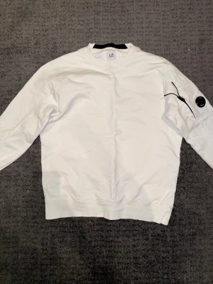 Vit sweatshirt från C.P. Company - Säljer en clean vit sweatshirt från C.P. Company