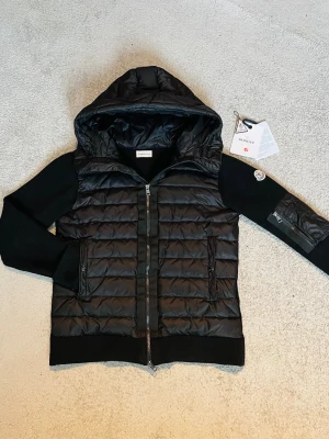 Moncler Cardigan Jacka - ÄKTA MED DIGITALT KVITTO❗️                                         📊 Färg: Svart  Se bild 2 för bästa färg exemplet  📏 Storlek: Medium (M)  📐 Mott:  Axel till axel-54 CM Bred Midja till hals-62 CM Lång  ♻️ Knappt använt skick- som ny  📦 Postar Inom 24h