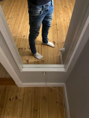 Blå slim jeans från Jack & Jones - Säljer ett par blå slim jeans från Jack & Jones Originals. Jeansen har klassisk femficksdesign, snygga tvättade detaljer. L 30 W 29. Har en liten defekt vid ena ankeln men inget man tänker på när man använder dem.