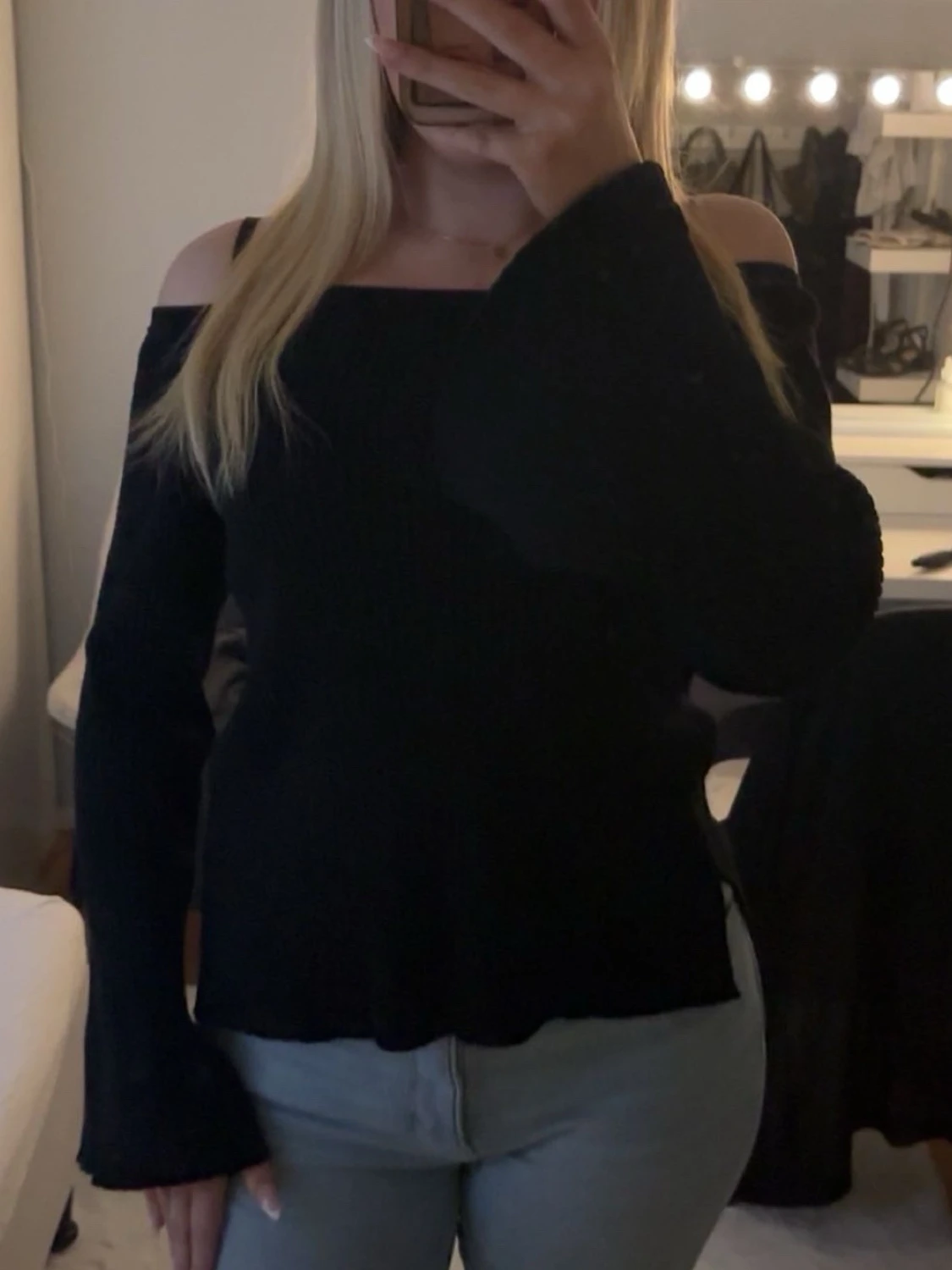 Svart offshoulder topp med vida ärmar