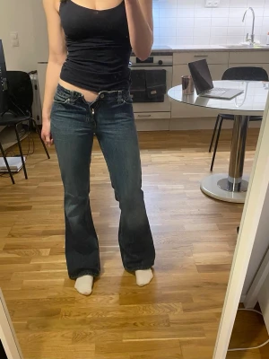 Pepe Jeans bootcut  - Säljer ett par as snygga blåa bootcut jeans med låg midja från Pepe Jeans!💕 Storlek 26 och sitter perfekt i längden på mig som är 166. Jag ser inga defekter alls på dessa jeans och säljer dem då de inte passar mig i midjan längre😓Hör gärna av er vid funderingar mm!💕☺️