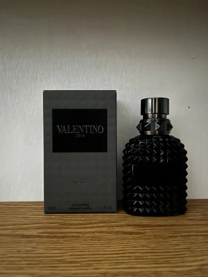 Valentino Uomo Intense  - Valentino Uomo Intense, 5ml sample. Det är en maskulin doft med framträdande noter av Iris, Läder, Vanilj, Tonkaböna, Mandarin och Salvia. Parfymen är känd för sin utmärkta hållbarhet på 8+ timmar och en stark sillage, vilket gör den idealisk att bäras på Nattid under Höst och Vinter. SentAndStyle ger dig priserna: [3ml, 48 kr], [5ml, 80 kr] och [10ml, 150kr].  KOLLA PROFILEN FÖR MER!