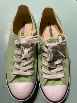 Ljusgröna Converse low – nästan oanvända 🌱✨ - Säljer ett par supersnygga ljusgröna Converse low i trendig pastellgrön färg. Endast använda ett fåtal gånger → nästan nyskick 🤍 Perfekta sneakers till vår & sommar, enkla att matcha med allt!  👟 Original Converse ✨ Nästan oanvända / väldigt fint skick 📏 Storlek: 38,5 (dam) 🌿 Trendfärg 📦 Skickas snabbt 