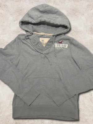 Hollister hoodie M - En riktigt snygg hoodie från hollister i färgen grå. Storlek M. Bra skick. 😀