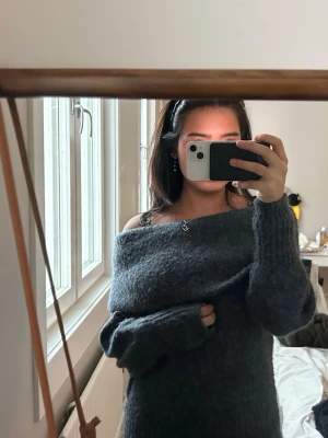 Marinblå offshoulder stickad tröja H&M - Säljer en Marinblå stickad tröja från H&M i storlek XS. Tröjan har en bred offshoulder-krage och långa ärmar. Den är mjuk och fluffig, perfekt för kyliga dagar. Snygg att styla med jeans eller kjol för en chill vibe. XS på lappen men känns som S