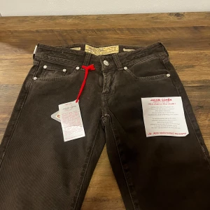 Jacob Cohën - Snygga svart jeans från Jacob cohën. Byxorna har normal passform och är tillverkade i mjuk material. Men utan fram fickor. Perfekta för dig som gillar stilrena och exklusiva plagg.