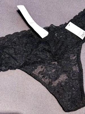 Svarta spets stringtrosor - nya med lapp, stl 34-36 - Eleganta svarta spets-trosor i stringmodell. Mjukt och följsamt material med vacker spets och skön passform. Aldrig använda – prislapp kvar. Perfekta både till vardag och fest ✨ 📦 Snabb frakt 💬 Skicka gärna meddelande vid frågor 