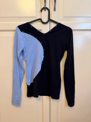 Konståknings topp - Säljer en konståknings topp från karisma. Bara använd 1 gång därför som nytt skick