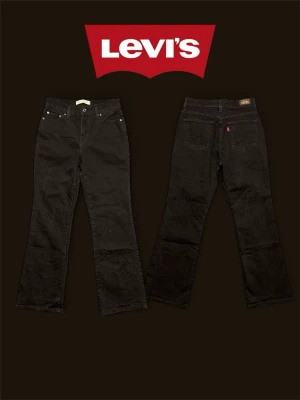 Levi's 512 Bootcut  - Tja säljer ett par riktigt feta Levi 512 Bootcut!!! ||| Midja: 33cm, Innerben: 70cm, Benöppning: 20 cm. Passar tjejer och killar!  Hör av dig om du har nån fråga💫