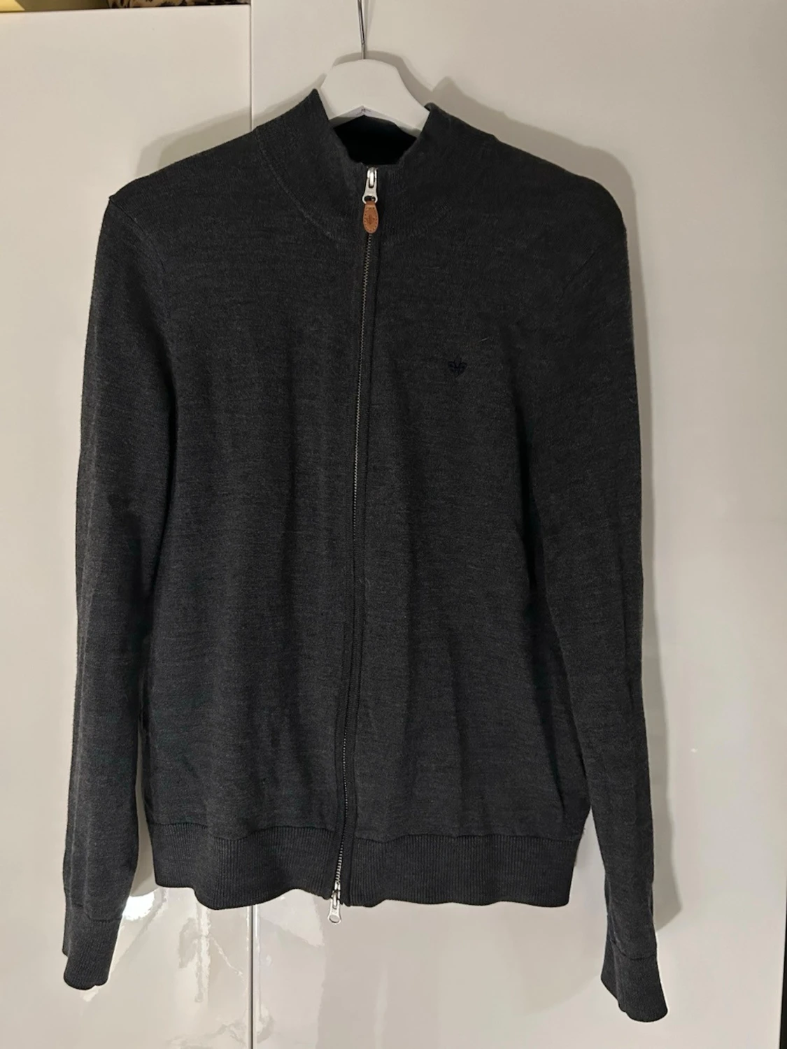 Mörkgrå kofta i merinoull från Morris