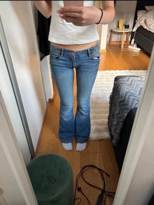 super snygga låga byxor  - jeansen är omsydda och VÄLDIGT låga och tajt, midjemåttet  är 43 innerbeneslängd är 85 är, tjejen som har dem på sig är 162 dem går att spänna in i midjan 