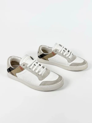 Burberry Checked Skor - | Säljer ett par Burberry Checked sneakers i riktigt bra använt skick | Storlek: 40 | Enbart skorna ingår | Hör av dig vid frågor eller funderingar.