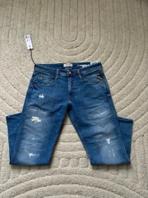 Replay Anbass jeans med slitningar - Säljer nu dessa feta replay jeansen med slitningar | Modell Anbass | Storlek W31, L30 | Tyvärr är de för små för mig men skulle säga att de passar folk runt 174