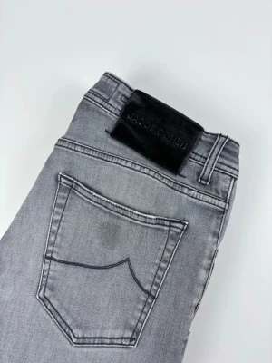 Jacob Cohën Nick Slim Jeans - | Säljer ett par Jacob Cohën Nick Slim jeans i riktigt bra använt skick. | Storlek: 33 | Hör av dig vid frågor eller funderingar.