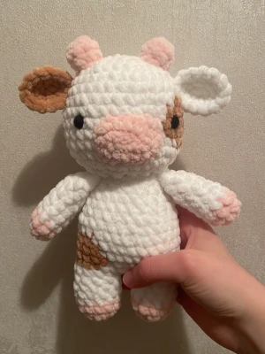 virkad ko 🐮  - en handvirkad ko som är runt 20-25 cm lång