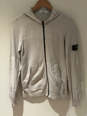 Stone Island Hoodie - Tjena, säljer min stone Island hoodie pga för liten. Fint skick, finns inga defekter. Passar även S då den är stretch material.  Skriv för fler frågor och bilder🙌 priset är ej hugget sten!