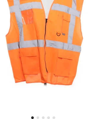 Portwest reflexväst orange 5XL - se till att du syns i vintermörkret! - Reflexväst från Portwest i storlek 5XL, tillverkad i 100% polyester. Västen är knallorange med breda reflexband i silver, flera fickor och dragkedja framtill. Perfekt för att synas i mörkret eller på jobbet. Snygg och funktionell design.