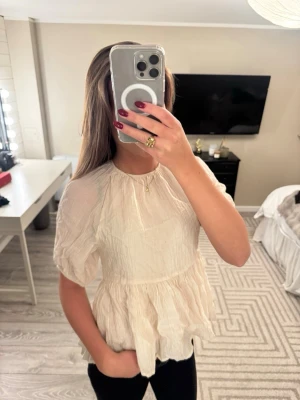Beige blus  - Jättefin beige blus med knyte i ryggen💖