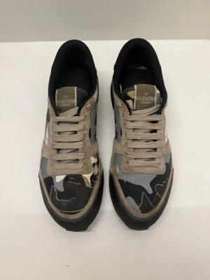 Valentino Rockrunners - Säljer mina Valentino Rockrunners för ett sjuktbra pris. Skorna är lite slitna men ändå i bra skick. Storleken är 43 men passar ändå mig som har 44. Tyvär ingen box eller dustbeg men självklart äkta, har själv ledigt checkat skorna och allt stämmer. Kan självklart förhandla om priset. Om du har nån fundering är det bara att höra av dig😊