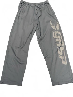 GASP träningsbyxor grå loose fit gym streetwear strl L - Grå träningsbyxor från GASP i mycket bra skick. Bekväm loose/straight fit – perfekta för gym, vardag eller streetwear.  🔹 Storlek: L 🔹 Skick: Mycket bra 🔹 Färg: Grå 🔹 Original GASP  Säljs pga rensning. Skickas snabbt 📦 Kan skicka fler bilder vid behov. 