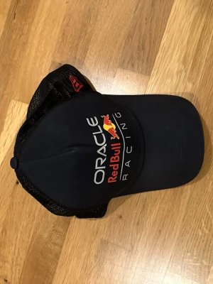 Red bull keps - Bra skick