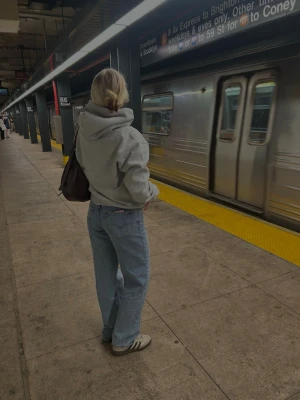 Levi's ljusblå raka jeans, knappt använda - Säljer ett par Levi's jeans 94’ baggy i ljusblå tvätt. Köpta i USA och använda en gång. Köptes för ca 900 sek. 