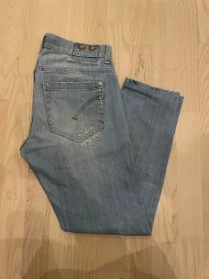 Dondup George - Säljer dessa riktigt feta dondup jeans med eftertraktade slitningar i storlek W32. Nypris ligger runt 4000 Säljs för 599 i skick 8/10. Vid frågor är det bara att höra av sig och skicka prisförslag jag diskuterar gärna💯