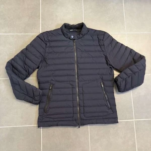 UBR jacka - Jacka från UBR | Storlek: M | Färg: marinblå | Skriv vid frågor |