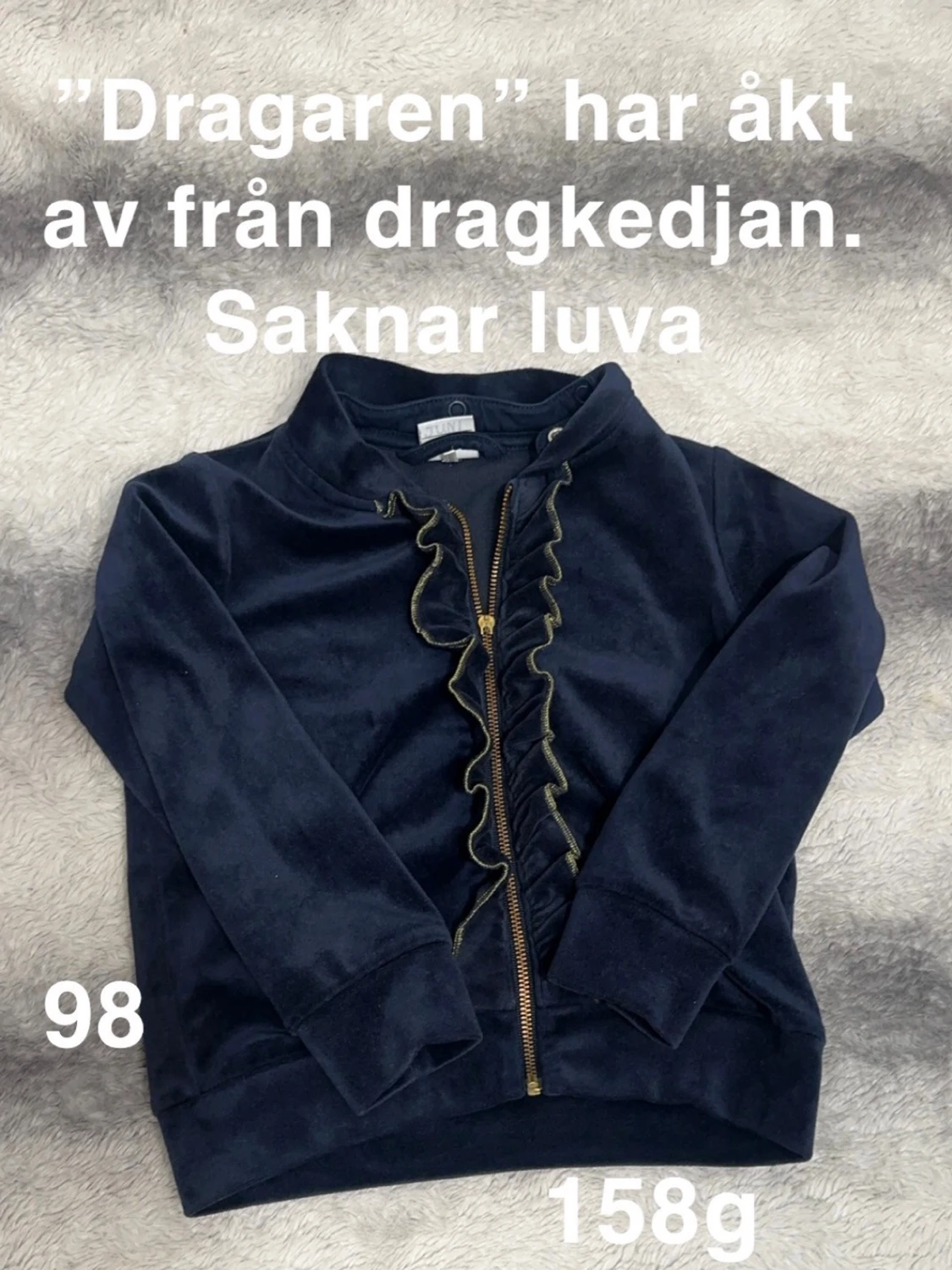 Mörkblå velourkofta med volang