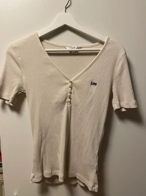 Vintage Lee tshirt  - Snygg creme vit tshirt med randigt material som ger en vintage look, använd fåtal gånger. Pris kan diskuteras, skriv för fler bilder eller mer info👍🏼
