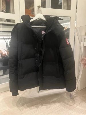 Canada goose jacka - Varm och skön canada goose jacka i nyskick. Päls ingår också vid köp. Skriv vid frågor!