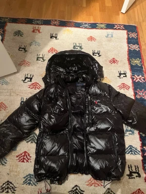 Polo Ralph lauren jacka - Nästan ny polo Ralph lauren jacka i färgen svart glansig och i storlek S. 