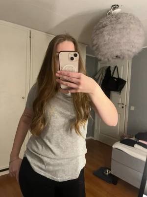 Grå basic t-shirt från Basic You - Enkel och stilren grå t-shirt från Basic You i storlek S. T-shirten har rund halsringning och korta ärmar, perfekt för en clean och avslappnad look. Tillverkad i mjuk bomull som känns skön mot huden.