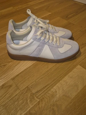 Retro german army shoes - Snygga skor i vitt och ljusgrått, passar till varje outfit, köpta second hand, nästan helt nya , (dessa är inte margiela gats men typ samma grej)