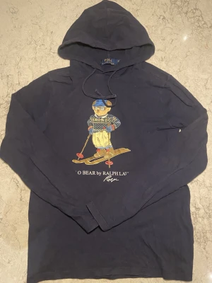 Polo Ralph Lauren - En fin och fräsch Ralle tröja med ett björntryck där björnen åker skidor. Har använts väldigt fåtal gånger och är inprecip helt ny