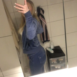 Juicy couture - Säljer mitt juicy couture mjukisett då det inte kommer till användning längre. Både tröjan och byxorna är i storlek xs. Dom har tappat varsin metall detalj på snörerna. Pris går att diskutera😍💕