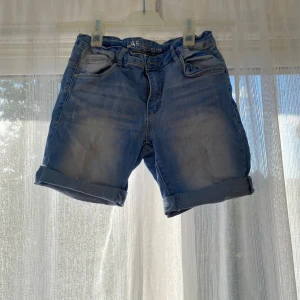 Jeans shorts  - Ett par jeans som jag gjorde om till shorts 